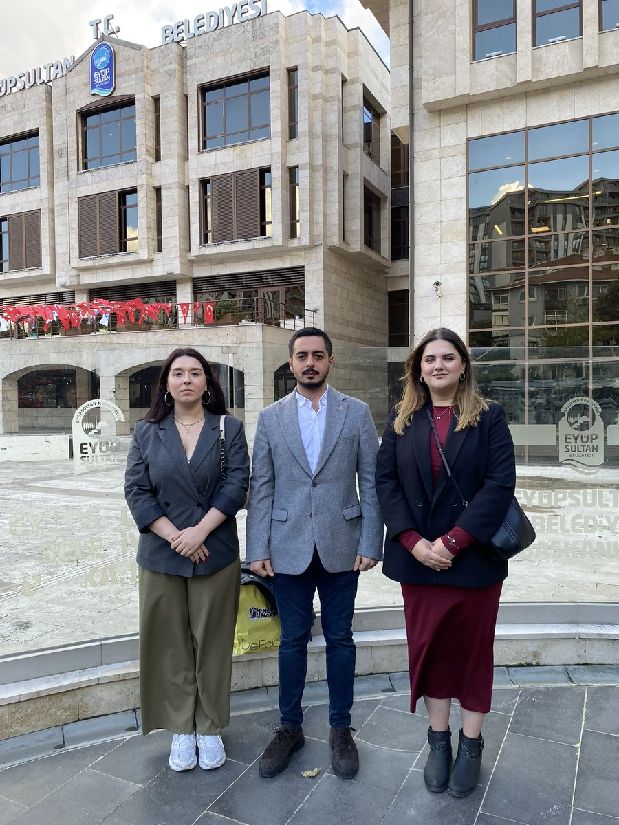 ArasENGEZ's tweet photo. Eyüpsultan halkının sandıkta ortaya koyduğu iradeye yönelik her türlü müdahalenin karşısındayız!

Dün sabah gözaltına alınan Eyüpsultan Belediye Başkanımız Mithat Bülent Özmen için, Parti Sözcümüz Sayın Müslim Sarı’nın katılımıyla CHP Eyüpsultan İlçe Başkanlığımızda gerçekleştirilen basın açıklamasında yer aldık.

Ardından Eyüpsultan Belediyemize geçerek bir kez daha ifade ettik:

Bu belediye Eyüpsultan halkının emanetidir.
Bu irade sandıkta ortaya çıkmıştır.

CUMHURİYET HALK PARTİSİ                                      İSTANBUL İL GENÇLİK KOLLARI olarak; halkın seçme ve seçilme hakkını, demokratik iradeyi ve sandığın iradesini savunmaya devam edeceğiz.