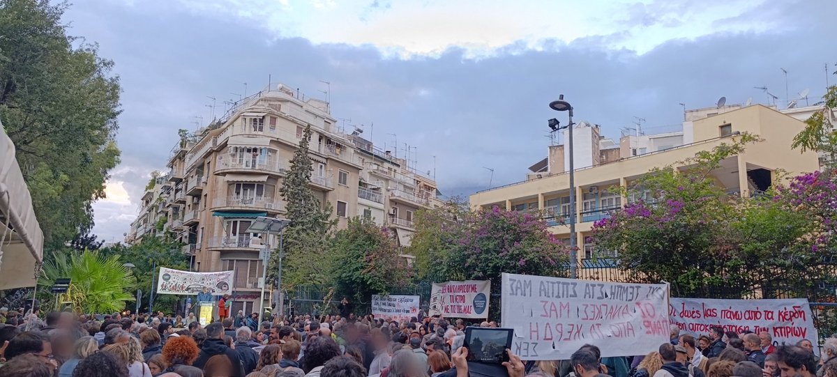 Platforma_CU's tweet photo. Τα πανό της Πλατφόρμας Συνομοσπονδιακής Ένωσης και της Κοινότητας Κατειλημμένων Προσφυγικών στη συγκέντρωση που πραγματοποιείται στην Φωκίωνος Νέγρη,

Ενάντια στα καταστροφικά σχέδια Κράτους και ολιγαρχών και στην Κυψέλη!

#antireport #��υψελη #μετρο https://t.co/cIYUujgMLP