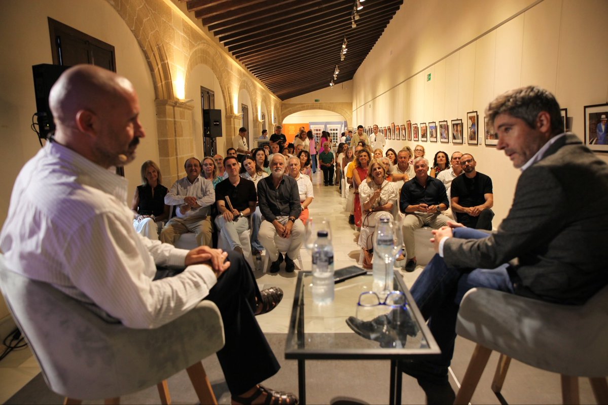 MJGarciaPelayo's tweet photo. Jerez sigue demostrando su compromiso con la cultura.

En la tercera jornada de nuestra Feria del Libro hemos tenido el privilegio de contar, entre otros grandes autores, con Vicente Vallés, Sonsoles Ónega y Jaime de los Santos. https://t.co/hx7mwAAAxc