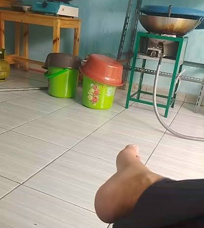 THECASE00's tweet photo. @arkhadana boleh aja kita bagi tugas ya. lu yg keliling, gua jaga pos sambil nungguin gorengan biar ga gosong

-🔫 https://t.co/PhcWvpDE89