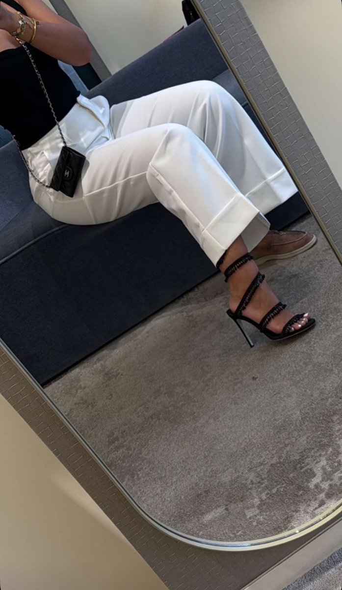 s37ouu's tweet photo. un avis sur les talons https://t.co/8yeL4HRCMq