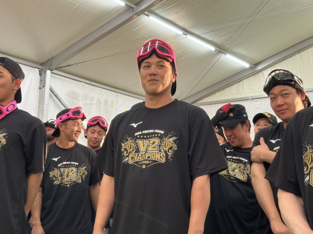 TigersDreamlink's tweet photo. 監督のお話をお行儀よく(？)聞く選手たち！
大騒ぎのビールかけ！⑦

#虎VV2026 
#阪神タイガース 
#熱覇 
#連覇 https://t.co/qCbK0XJZpg