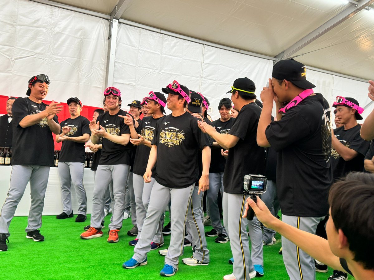 TigersDreamlink's tweet photo. 監督のお話をお行儀よく(？)聞く選手たち！
大騒ぎのビールかけ！⑦

#虎VV2026 
#阪神タイガース 
#熱覇 
#連覇 https://t.co/qCbK0XJZpg