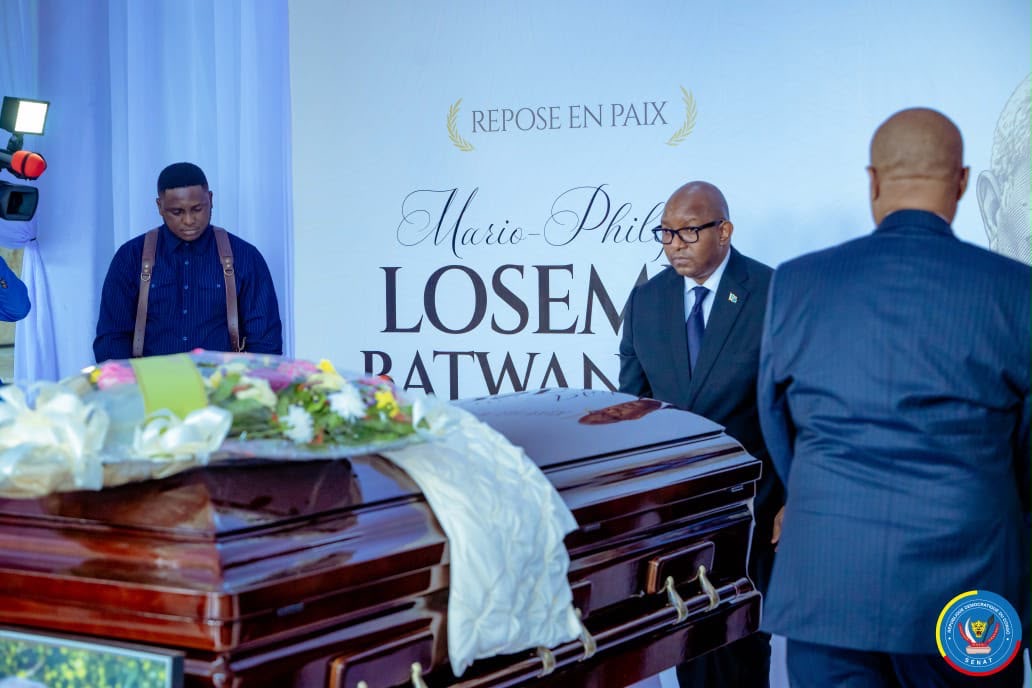 LukondeSama's tweet photo. J’ai pris part à la cérémonie d’hommage à Mario-Philippe Losembe Batwanyele.

Acteur des premières années de notre indépendance, diplomate, homme d’État et ancien deuxième Vice-Président du Sénat, il aura traversé plusieurs décennies de notre histoire nationale au service de la République.

De la Table ronde économique de Bruxelles, en 1960, à sa mission de premier représentant permanent du Congo auprès des Nations unies, puis à ses responsabilités gouvernementales et parlementaires, son parcours est intimement lié à la construction et à la représentation de notre État.

Sa disparition nous rappelle le devoir de mémoire qui incombe à chaque génération et l’importance de transmettre aux générations futures l’histoire de celles et ceux qui ont servi la Nation.

En ce moment de recueillement, j’adresse mes condoléances à sa famille, à ses proches et à tous ceux qui ont partagé son engagement pour la République démocratique du Congo.

Que son âme repose en paix.

#RDC #Hommage #Mémoire #République #DiplomatieCongolaise #Nation