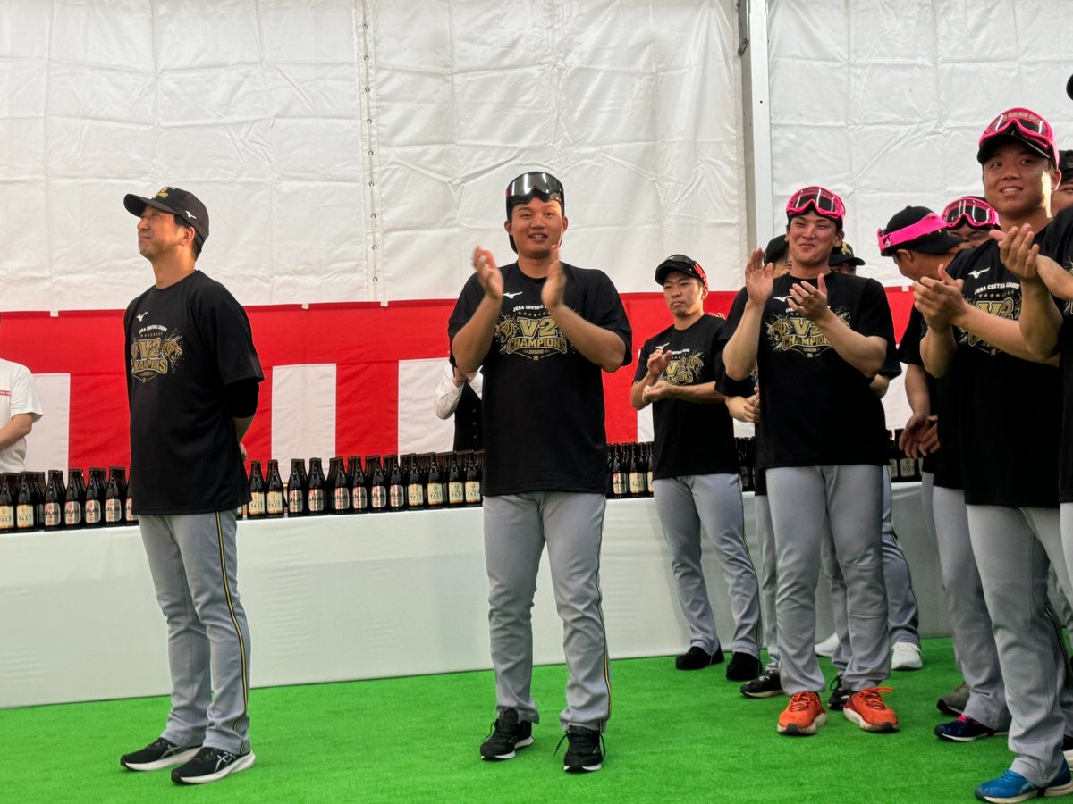 TigersDreamlink's tweet photo. 粟井社長のお話もお行儀よく(？)聞く選手たち！
大騒ぎのビールかけ！⑧

#虎VV2026
#阪神タイガース
#熱覇
#連覇 https://t.co/oGVTixR9hX