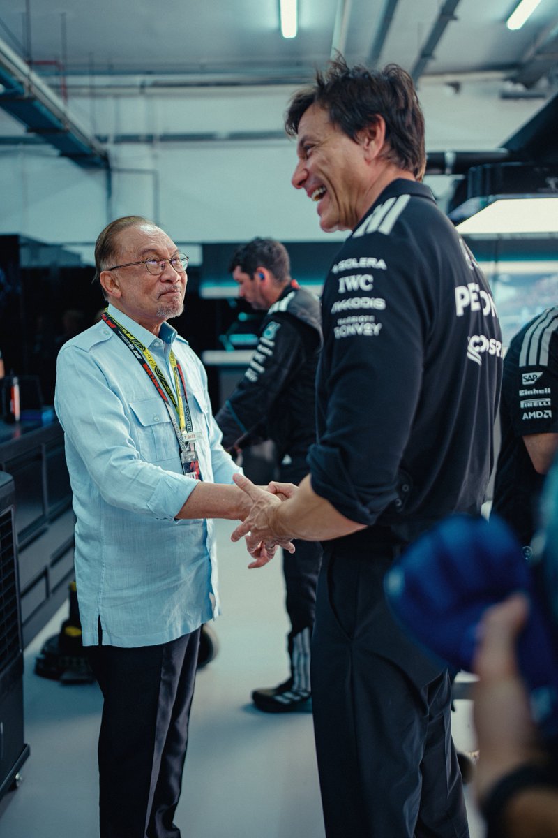 anwaribrahim's tweet photo. Berkesempatan mengunjungi pit pasukan Mercedes-AMG PETRONAS di Litar Antarabangsa Sepang petang tadi.
Saya diberi taklimat mengenai operasi pasukan serta beramah mesra dengan Prinsipal Pasukan, Toto Wolff dan anak-anak Malaysia yang turut menyumbang kepakaran dalam pasukan ini.
Beraksi di Litar Antarabangsa Sepang tentunya membawa makna istimewa buat Mercedes-AMG PETRONAS, justeru saya ucapkan selamat maju jaya kepada barisan pelumba dan seluruh krew pasukan untuk perlumbaan esok.
🏎️🏎️🏎️
#MalaysiaMADANI
#YakinMADANI
#F1
Kredit Foto: Richard Pardon/Mercedes-AMG Petronas