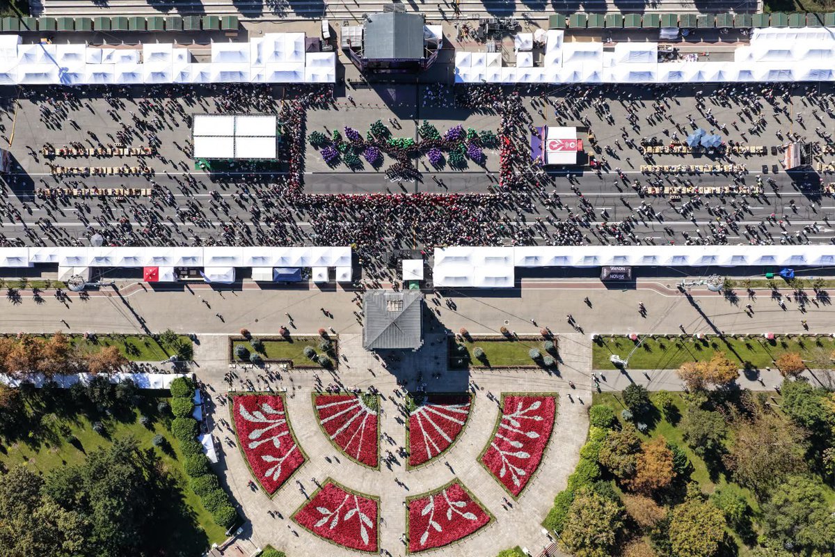 MoldovaMFA's tweet photo. 🍇 A world record made in Moldova!

Around 500 people came together in Chișinău to form the world’s largest human grapevine, setting a new Guinness World Records title on Moldova’s National Wine Day.

A celebration of the people, traditions and Wine of Moldova that bring us together. 🇲🇩🍷