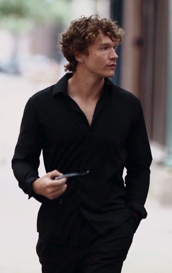 livshollanov's tweet photo. these pics of him walking around looking like THIS before hr https://t.co/MR00myKHmr