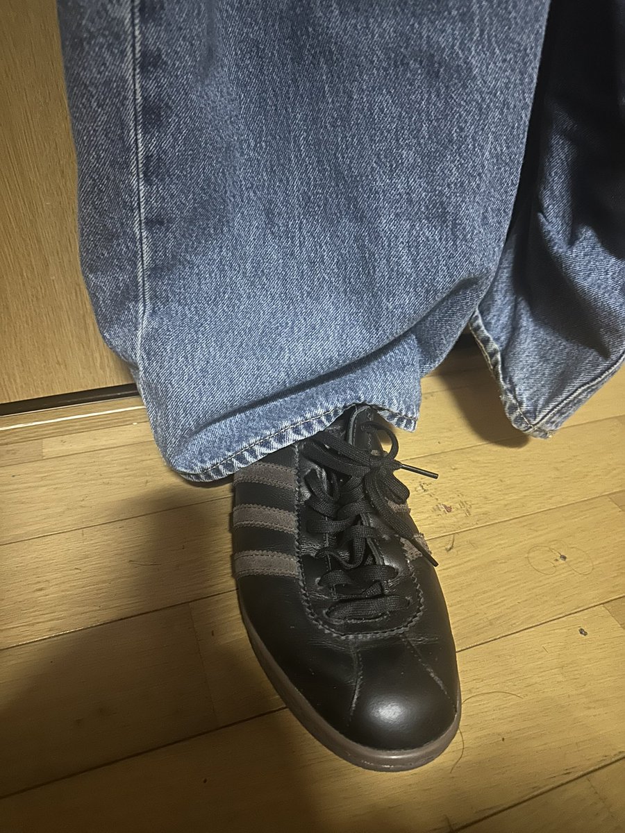 Tendou0603's tweet photo. @act_stemid 個人的にはすごく好きですよ！ちなみにこんな感じです！（床汚くてすんませ���）
自分は上に革ジャンとか着て履いてます！
もしあんまり好きじゃなかったら暗くないけど黄色なら似合うと思います https://t.co/MaYR2Xqvol