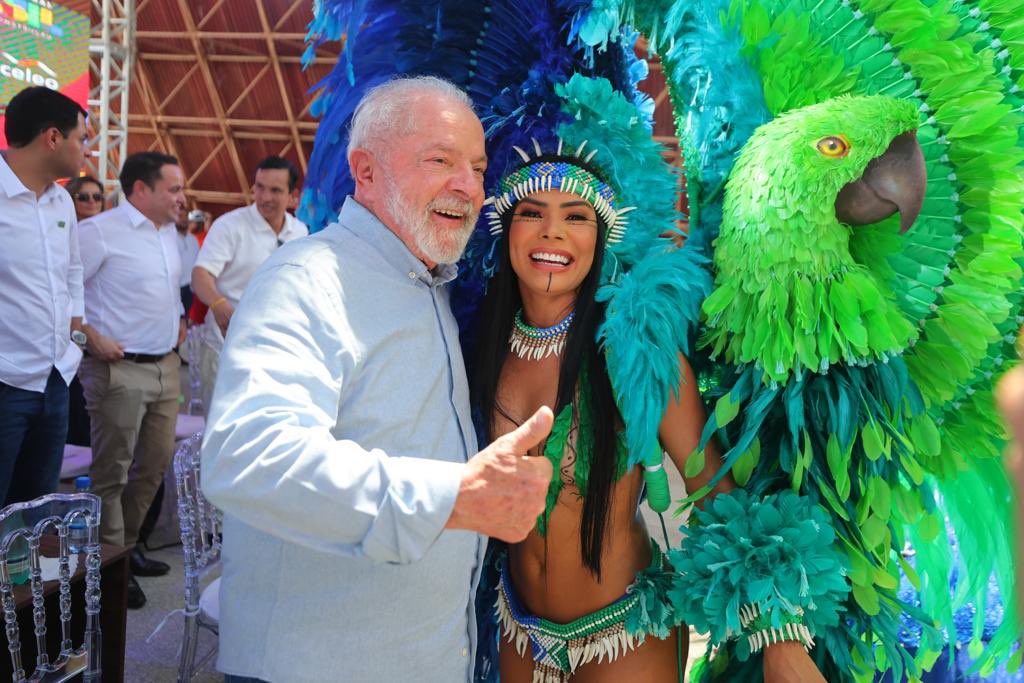 qgdamarcieleofc's tweet photo. Fotos da @MarcieleAlb e @LulaOficial, em 2023, passando na sua TL para te lembrar que amanhã é dia de votar em quem faz por nós! Quem desenvolve políticas públicas em defesa da Amazônia e dos povos indígenas, quem valoriza a nossa arte e a nossa identidade! ⭐️ https://t.co/LlBGHYpHBQ