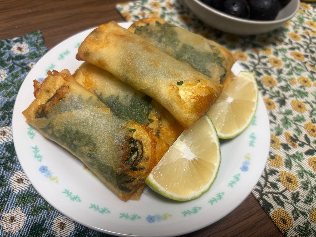 tsu__pu's tweet photo. キャベツとイカのペペロンチーノ
豆腐と塩昆布の春巻き https://t.co/XcDpdHqKk7