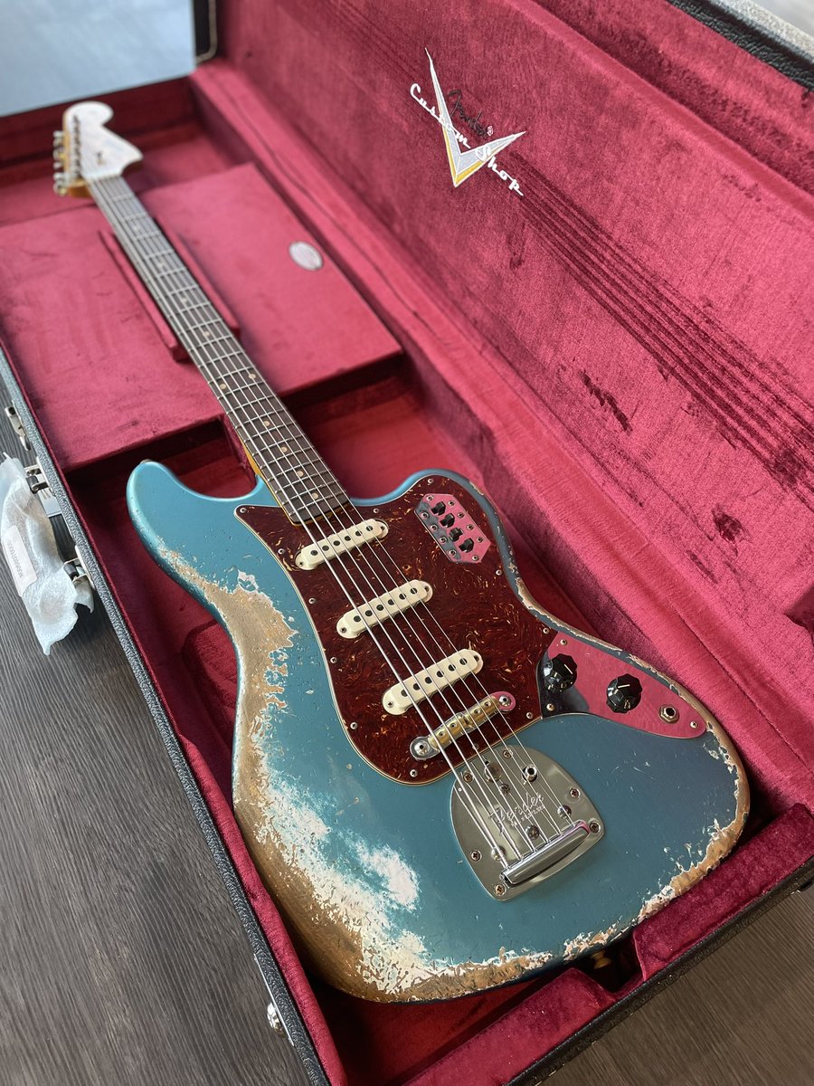 DetroitGuitar's tweet photo. Six strings, 30” scale, and a finish that looks like it’s already lived a few lifetimes. Fender Custom Shop ’62 Bass VI Super Heavy Relic in Super Faded Ocean Turquoise.
#FenderCustomShop #BassVI #FenderBassVI #OceanTurquoise #DetroitGuitar https://t.co/rb9WDkYwJc