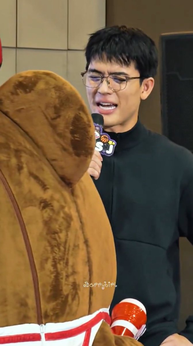 jossgawincrumbs's tweet photo. 🐻: in the future, G can go out and sing 
🐻: I’ll raise the kids at home

him and the kids at home: 😂😂😂 https://t.co/J46JgivYnL