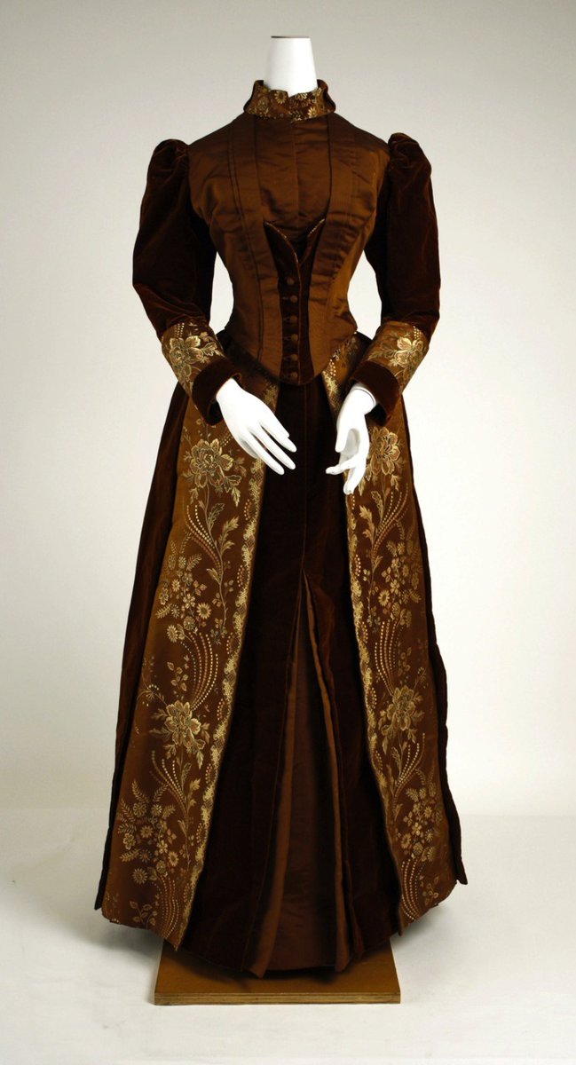 wikivictorian's tweet photo. Visiting dress, 1889. The MET. https://t.co/hWkhrk48Xh