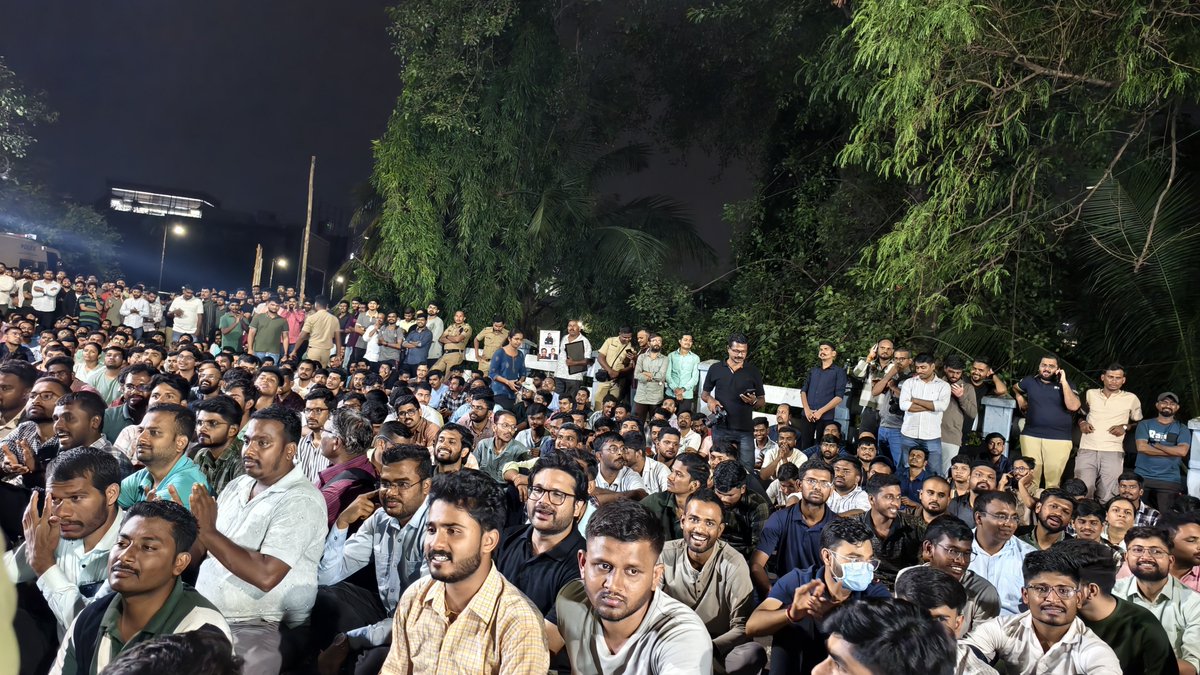 RRPSpeaks's tweet photo. काँग्रेसचे प्रदेशाध्यक्ष मा. हर्षवर्धन सपकाळ साहेब, ज्येष्ठ नेते आणि माजी मंत्री बाळासाहेब थोरात साहेब, मा. म���त्री रमेश जी बागवे, माजी सनदी अधिकारी महेश झगडे साहेब, आ. विश्वजित जी कदम, सामाजिक कार्यकर्ते विश्वंभर चौधरी साहेब आणि काँग्रेसचे ज्येष्ठ नेते मा. आ. मोहन जोशी साहेब या सर्व मंडळींनी पुण्यात MPSC च्या ��िद्यार्थ्यांच्या सत्याग्रहाला भेट देऊन संवाद साधला आणि या सत्याग्रहाला पाठींबा दिला. विद्यार्थ्यांच्यावतीने या सर्वांचे मनापासून आभार! 

सरकारने विद्यार्थ्यांमध्ये फूट पाडण्याचा कितीही प्रयत्न केला तरी तो यशस्वी होणार नाही आणि MPSC च्या विद्यार्थ्यांच्या सर्व प्रश्नांना कारणीभूत असलेल्या अध्यक्षांचा राजीनामा झालाच पाहिजे, अशी भावना यावेळी सर्वांनीच व्यक्त केली. त्यासाठी विद्य���र्थ्यांच्या पाठीशी खंबीरपणे उभं राहणार असल्याचा विश्वासही यावेळी त्यांनी दिला.

#MPSC_विद्यार्थी_सत्याग्रह
#भिमनवारांचा_राजीनामा_झालाच_पाहिजे