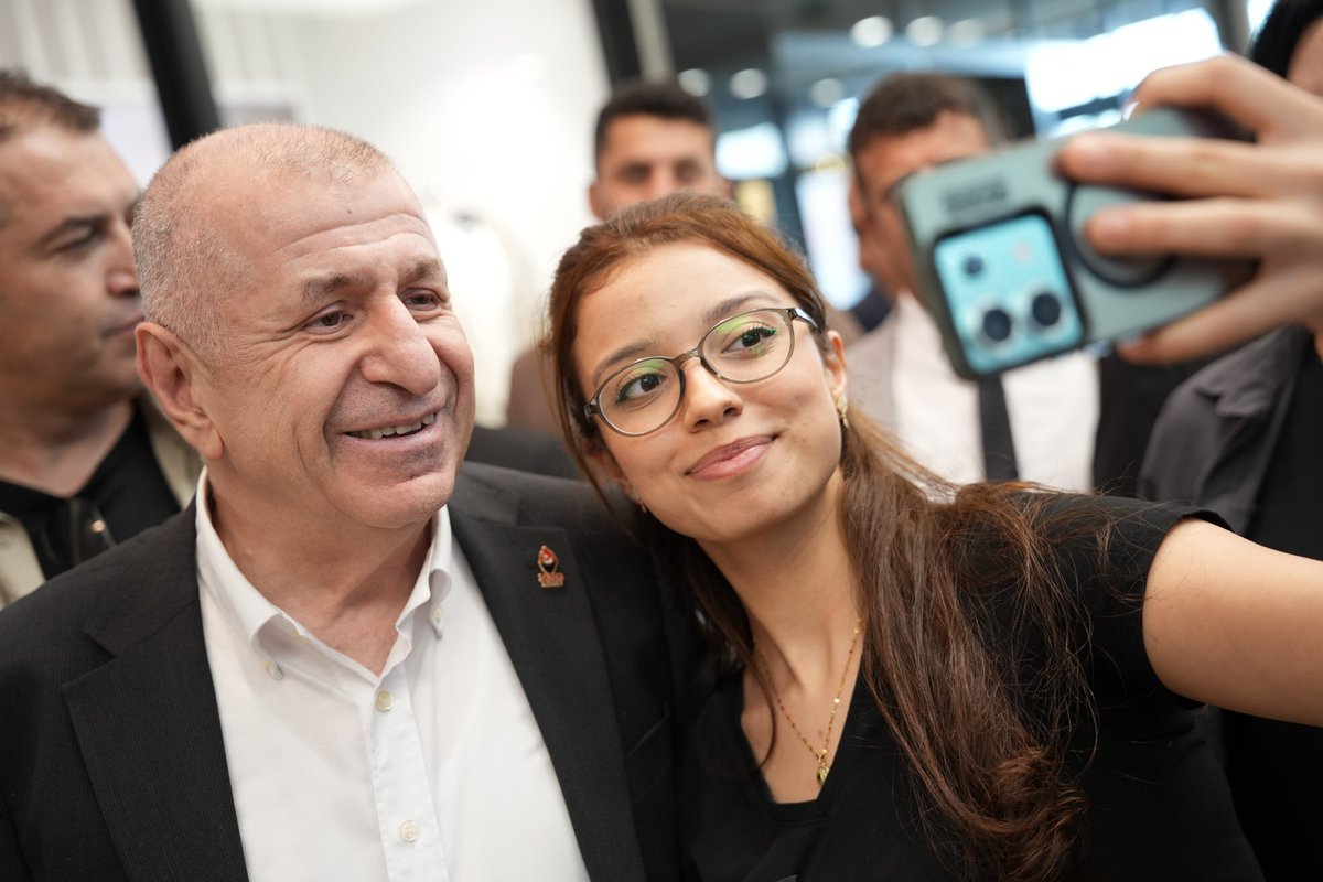 umitozdag's tweet photo. İskenderun'da PrimeMall AVM'de vatandaşlarımızla bir aradaydık.

Genç kardeşlerimle bol bol hatıra fotoğrafı çektirip sohbet ettik. https://t.co/XXrYvd1Hm5