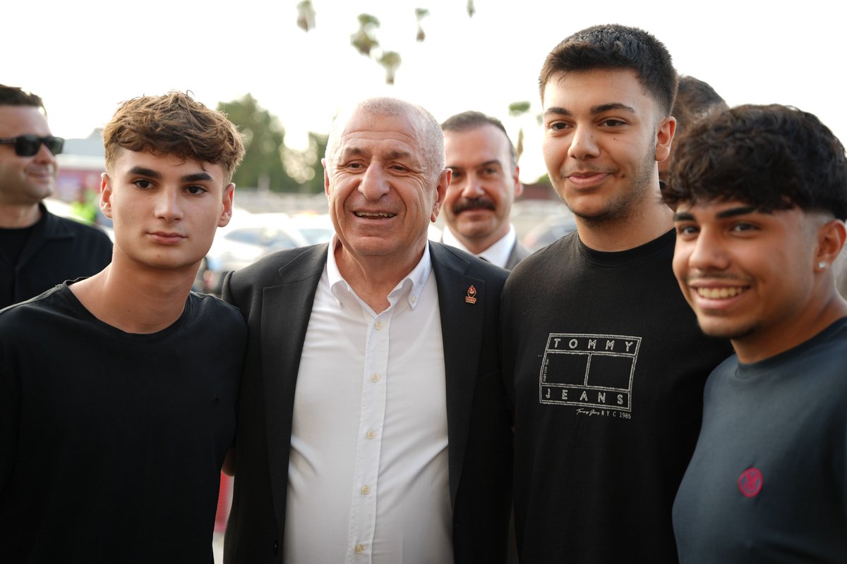 umitozdag's tweet photo. İskenderun'da PrimeMall AVM'de vatandaşlarımızla bir aradaydık.

Genç kardeşlerimle bol bol hatıra fotoğrafı çektirip sohbet ettik. https://t.co/XXrYvd1Hm5