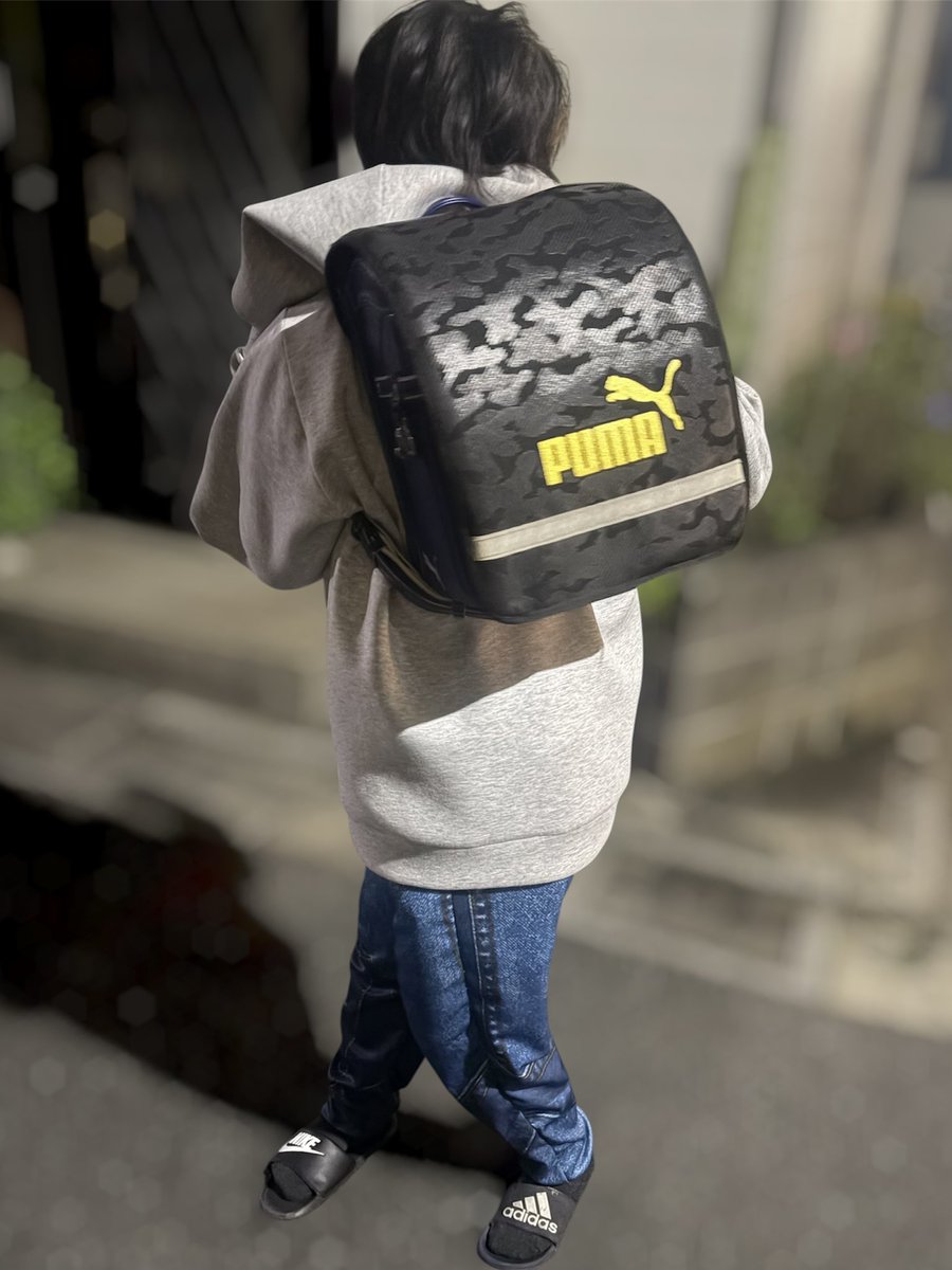 nonta_0430's tweet photo. 実家に預けてる息子が熱出したから迎えに行ったら、旦那が左右で違う会社のサンダル履いてたwww
帰ろうとしたら息子が、背中にプーマも居るじゃんって言うから見てみたらランドセルにwwww
皆んなで爆笑🤣 https://t.co/MZnzVpPYmg