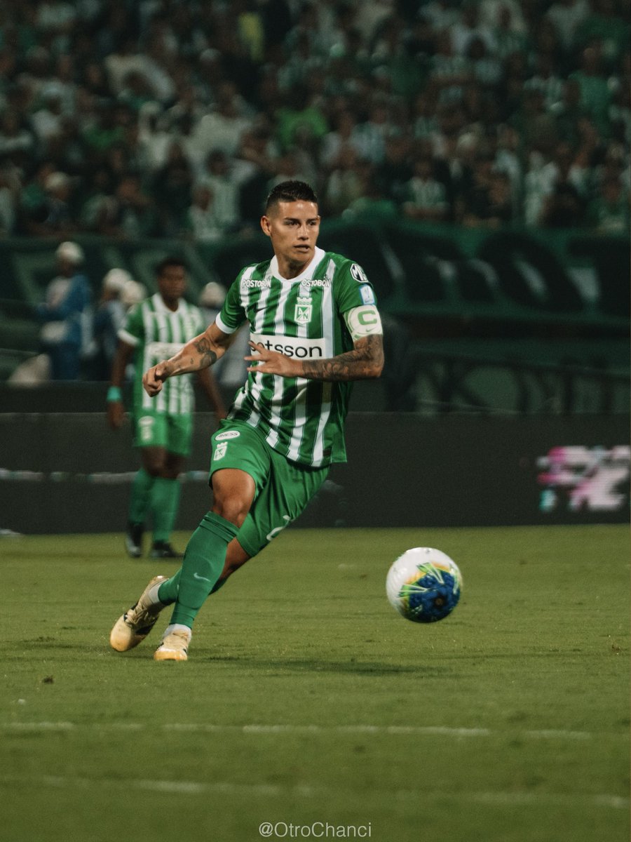 tiagoaristi's tweet photo. Faltan muchos partidos y momentos para la evaluación seria y completa, pero, ¿qué dice el hincha de #Nacional? ¿Lo está disfrutando? 

📸 @OtroChan https://t.co/jX6VxFj8vR