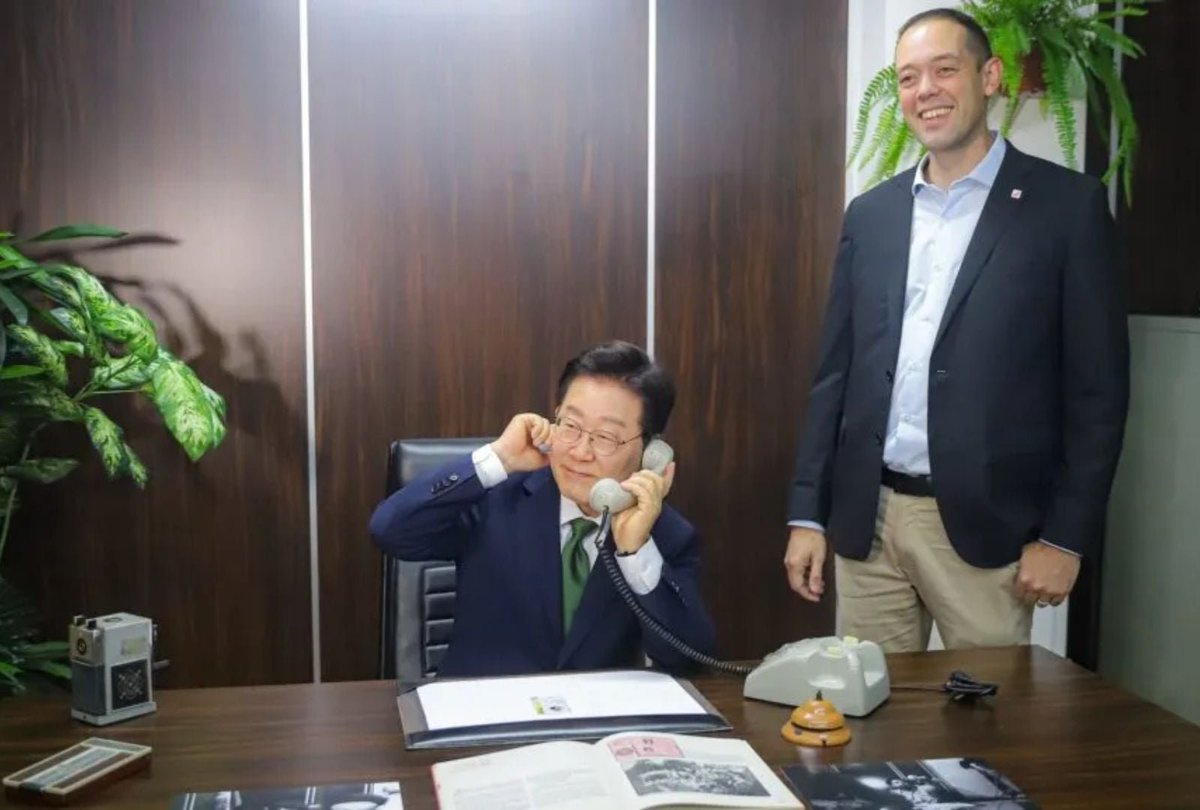 pennyinthepool's tweet photo. foto tão icônica que quando o presidente da coreia do sul, que é fã do lula, veio pro brasil, quis visitar o sindicato dos metalúrgicos para recria-la https://t.co/wP6z0Q4Vln