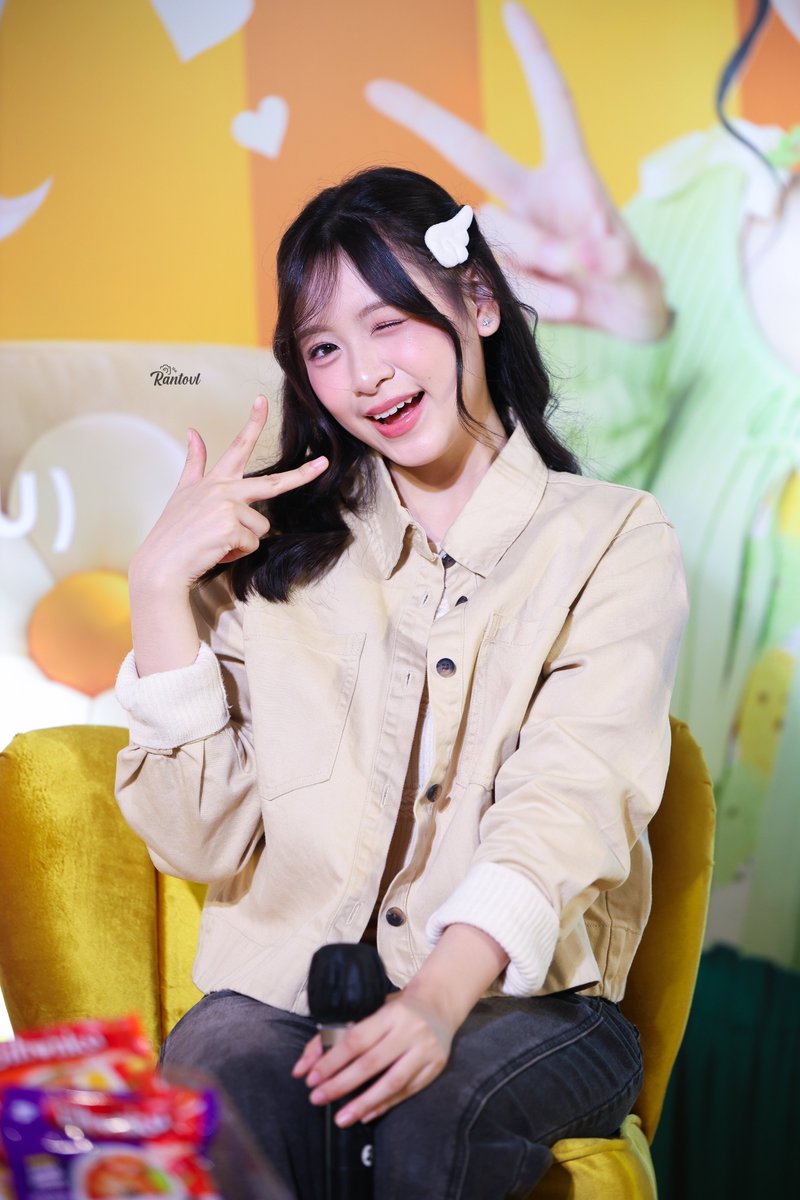 Rantovl's tweet photo. Handsign F for Fritzy tapi terbalik, gpp sering terjadi kok 😂

031026 Lily Lucuuu @Lily_JKT48 💖 https://t.co/xOTqry8e1P