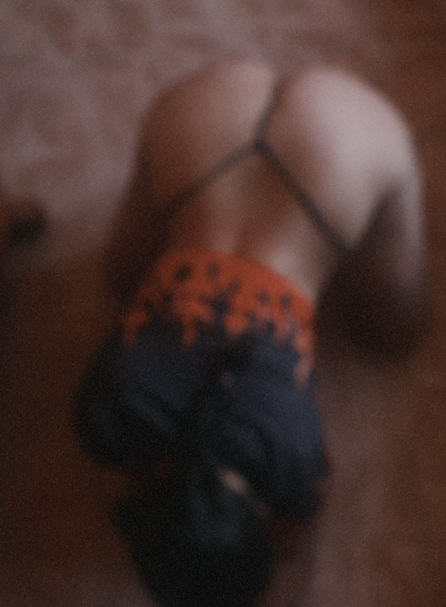 bexrnlly's tweet photo. Pussy so tight it could pull a condom off https://t.co/FblXjWByQM
