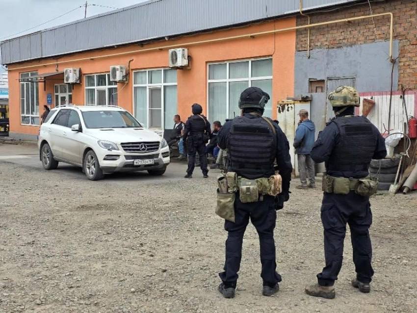 _andropov_kgb's tweet photo. В Таганроге главарь дагестанской общины растратил сотни миллионов предназначенные для помощи СВО на молельню и собственный бизнес

Военно-следственный отдел СК по Ростовскому гарнизону возбудил уголовное дело о неправомерном обороте средств платежей. Фигурантом стал лидер дагестанской ОПГ-диаспоры и сооснователь местной общины Абдулгалим Абдулгалимов.

По данным силовиков, участники схемы фиктивно списывали сотни миллионов рублей якобы на гуманитарную помощь фронту ради ухода от налогов. В реальности средства бойцам не доходили: около 250 миллионов рублей ушли на бизнес участников ОПГ и возведение мусульманского молельного дома на Ореховой улице, стройку которого спонсировал Абдугалимов.

Кроме того, часть денег собирали под видом пожертвований с рядовых прихожан. В молельном доме и по адресам подозреваемых уже прошли обыски. Соучастникам ОПГ-диаспоры грозит до 7 лет колонии