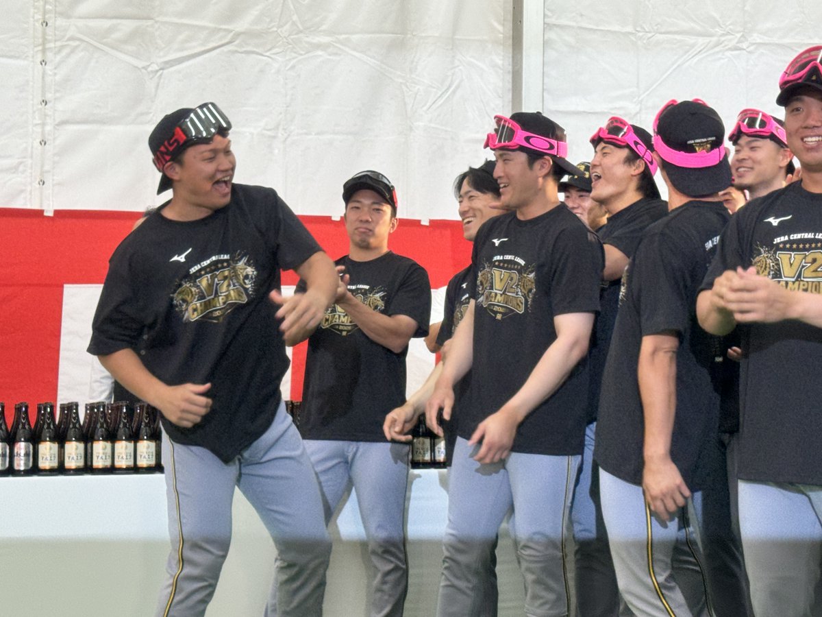 TigersDreamlink's tweet photo. チームの先頭で盛り上げる森下選手！
大騒ぎのビールかけ！⑩

#虎VV2026
#阪神タイガース
#熱覇
#連覇 https://t.co/XC4ML3oIpN