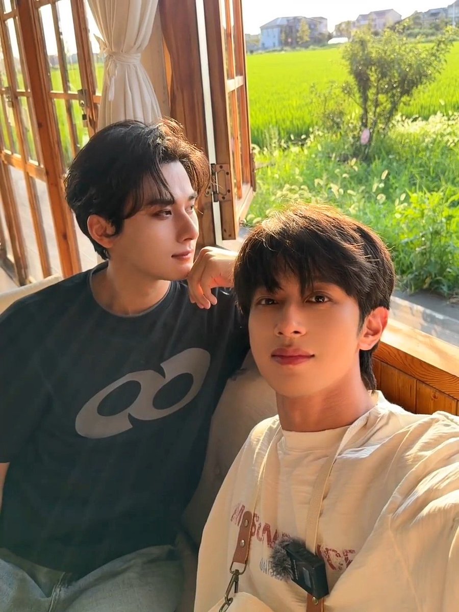 ffoxie02's tweet photo. JIANGLI WTFF??!!! We're literally not allowed to have our beauty sleep because of them 😭 and then they suddenly drop this banger. They're just so domestic, liat tangan Jiang Heng yang ketara banget mau rangkul pundak Peien 😚😋 https://t.co/1zqtQnUDBM