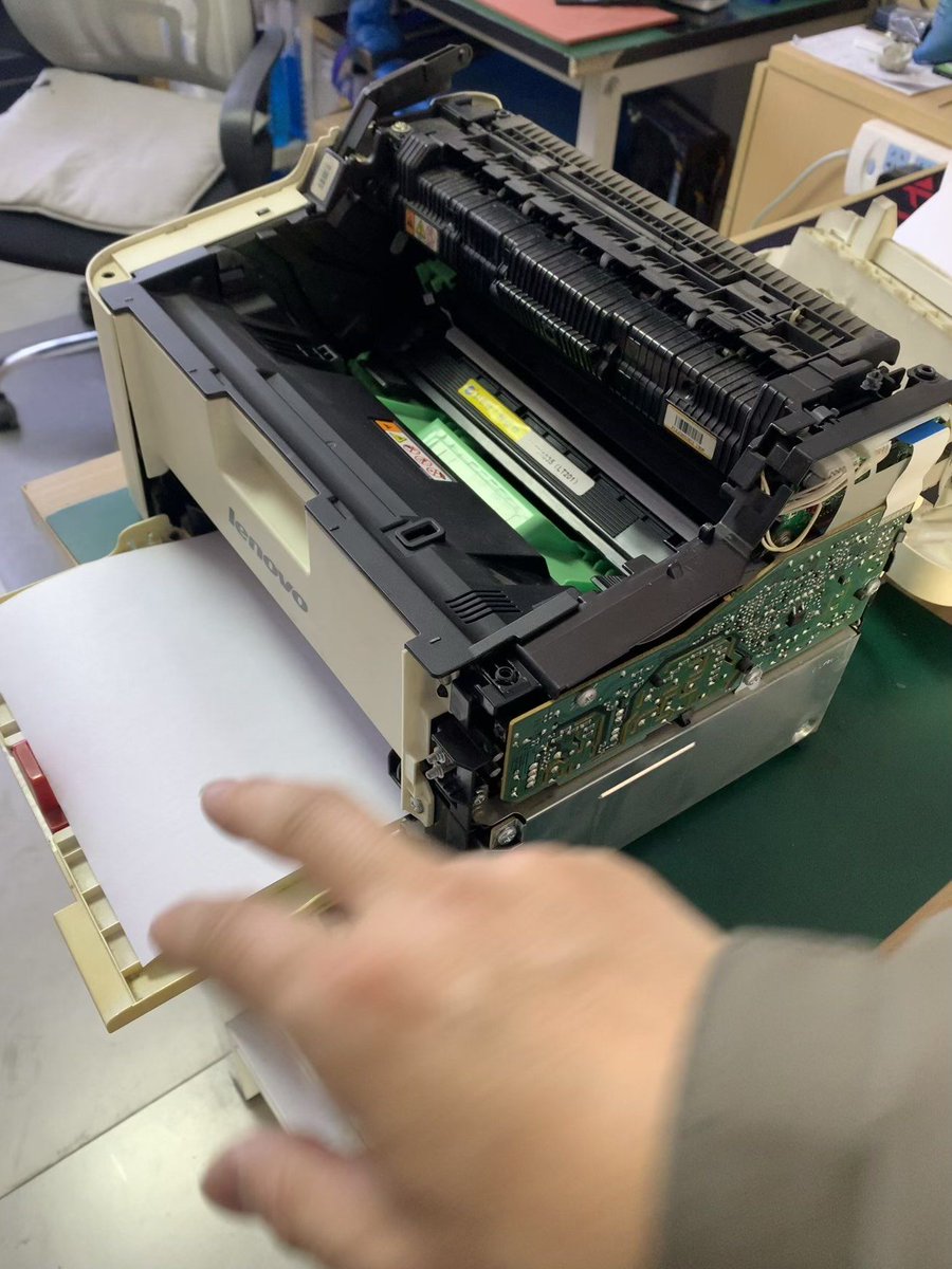 RachelBangpkh's tweet photo. Hoy en la oficina, la impresora se atascó y un compaero intentó arreglarla con una regla... terminó dibujando un triángulo perfecto en la hoja de papel atascado. https://t.co/E5PV9jXSI0
