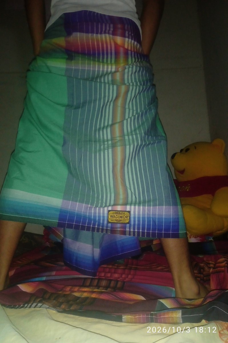 HarisKeralaBhem's tweet photo. Minta sarung punya orang 🤣
Ahkirnya di kasih dong 🫪
Gw sih malu nya biasa aja jir langsung brani bilang 🫪
#sarung #sarungan #kainpelikat #wadimor https://t.co/UNdEsR0ool