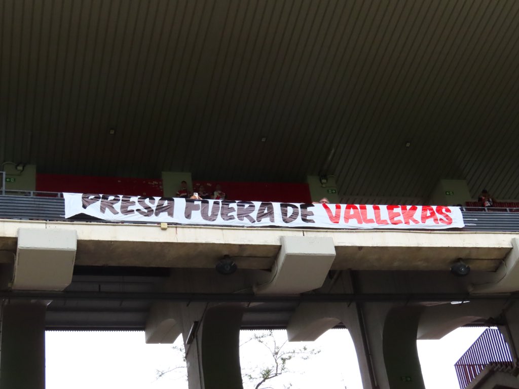 bukaneros92's tweet photo. Ni en la afición. Ni en la plantilla. Ni en el cuerpo técnico. Ni en las oficinas. 

En Vallekas solo sobra una persona, el del centro del Palco. https://t.co/ZNxUBmIedW