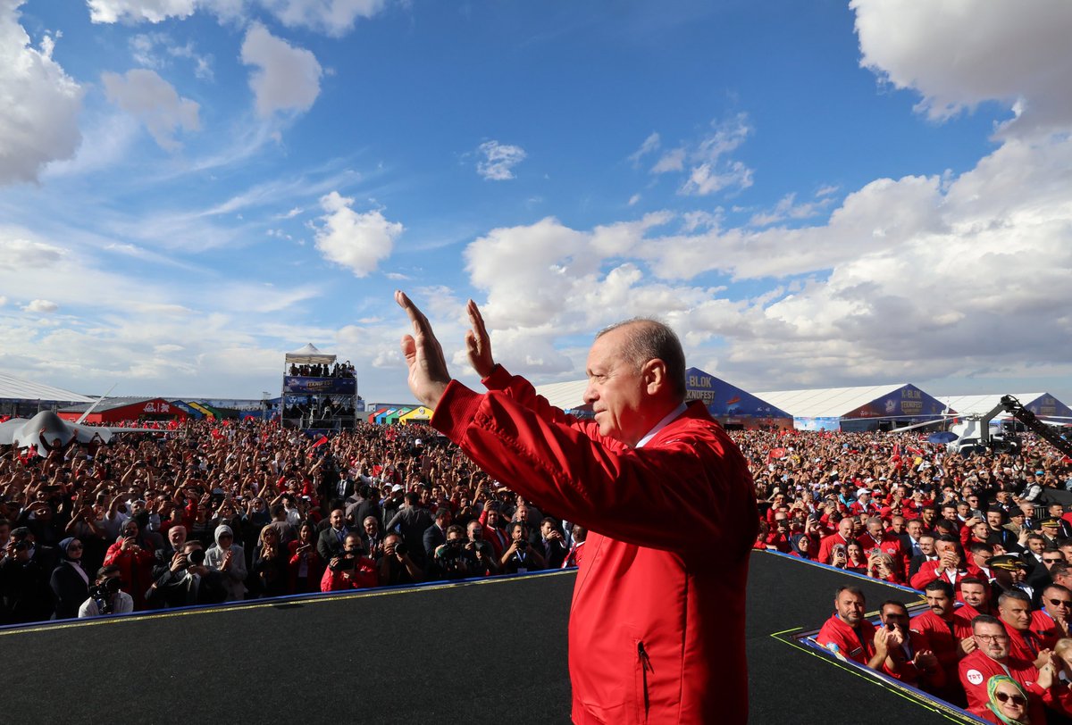 tugbaisikercan's tweet photo. 📍Şanlıurfa | TEKNOFEST Güneydoğu

Genel Başkanımız ve Cumhurbaşkanımız Sayın @RTErdogan'ın teşrifleriyle TEKNOFEST Güneydoğu'daydık. Bu büyük coşkuyu hep birlikte yaşadık. 🚀

Üreten Türkiye’nin mimarı olan, bu toprakların enerjisiyle geleceği tasarlayan aydınlık yüzümüz gençlerimizle bir arada olmanın gururunu yaşıyoruz. Bilimin ve teknolojinin öncülüğünde yazılan bu başarı hikâyesinin en büyük sahibi, o inançlı ve vizyoner evlatlarımızdır.

#TEKNOFEST