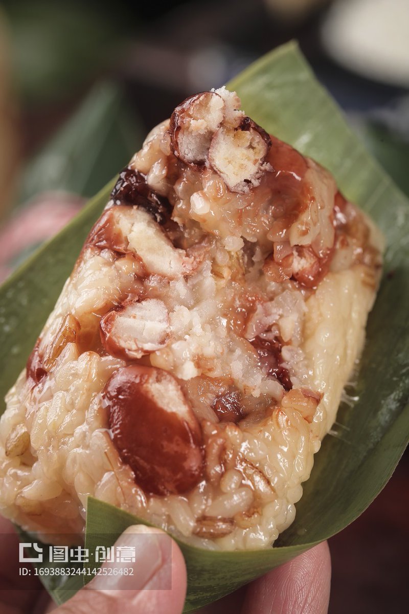 ridho_irza's tweet photo. The quiet satin and glutinous rice dumplings carry gentle, cozy vibes that make every moment feel warm. https://t.co/XiipmXLO2l