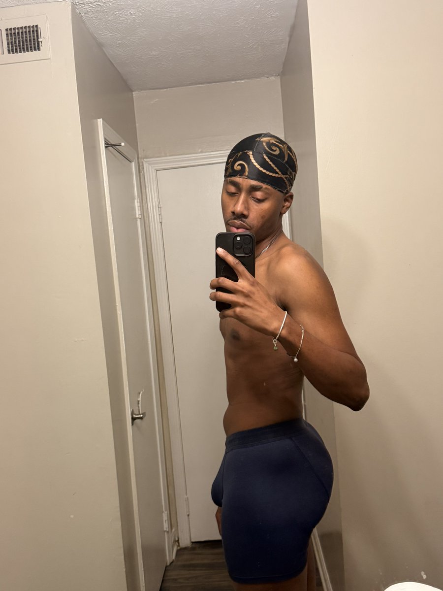 cuhlamoneey's tweet photo. Just tall and skinny https://t.co/L66HBImSEN