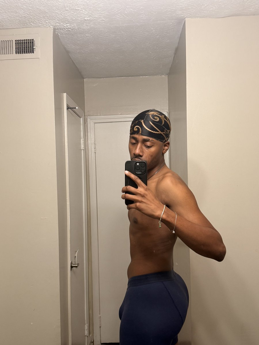 cuhlamoneey's tweet photo. Just tall and skinny https://t.co/L66HBImSEN
