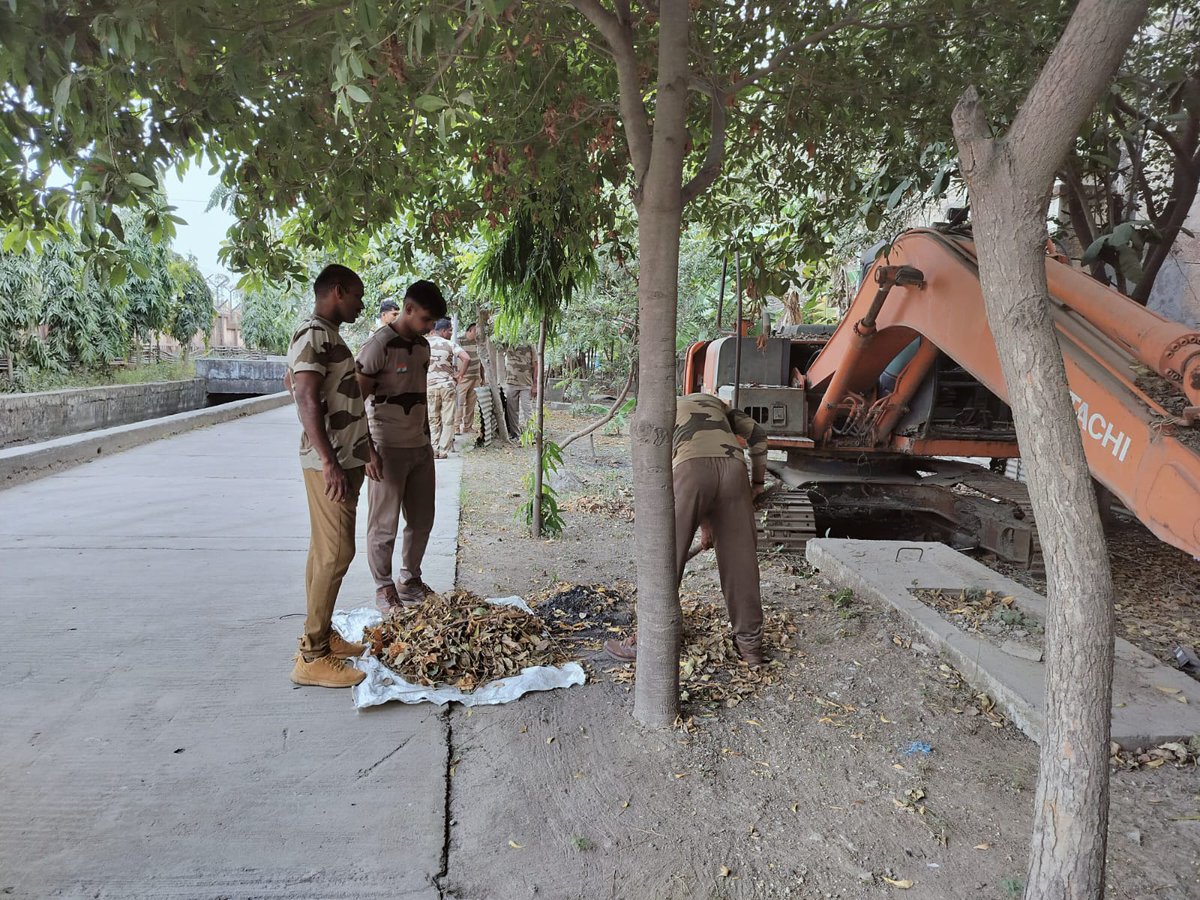 CISFHQrs's tweet photo. Swachhata to Sustainability | Special Campaign 6.0

2nd October – 31st October 2026

CISF joins the nationwide endeavour for Swachhata through cleanliness drives, awareness initiatives and active participation across its establishments.

With collective responsibility and sustained efforts, CISF personnel continue to contribute towards cleaner surroundings, healthier communities and a Swachh Bharat.

#SpecialCampaign6 #SwachhataPakhwada #SwachhBharat #SHS2026

@HMOIndia   
@MIB_India   
@SwachhBharatGov    
@swachhbharat   
@MoHUA_India   
@MoJSDDWS
