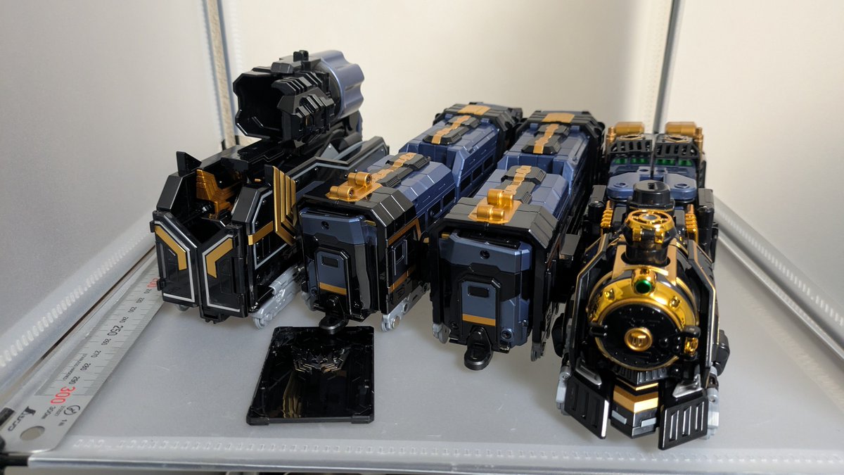 deskwing_game's tweet photo. メタルカードボットのゴーストレイン
思ったより早めに来てしまったけどガンランスと機関車と3段変形で満足度が高い
股の関節がちょっと弱いかなとは思ったけど十分十分 https://t.co/EUjX1CpFlH