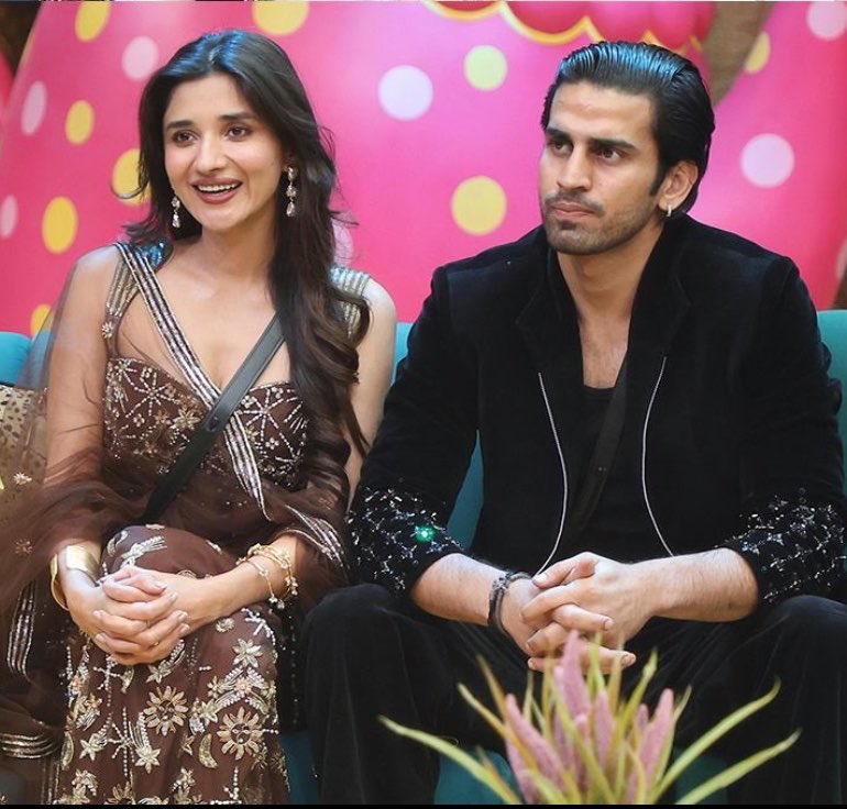 bivays_'s tweet photo. WKV !! Centre of attraction ❤️

Both are looking so cute together 🥰 without any filter ; pure bond of friendship!!!

#Gullu . #KanikaMann . #Gullika . #BiggBoss20 https://t.co/StVYx9aTRh