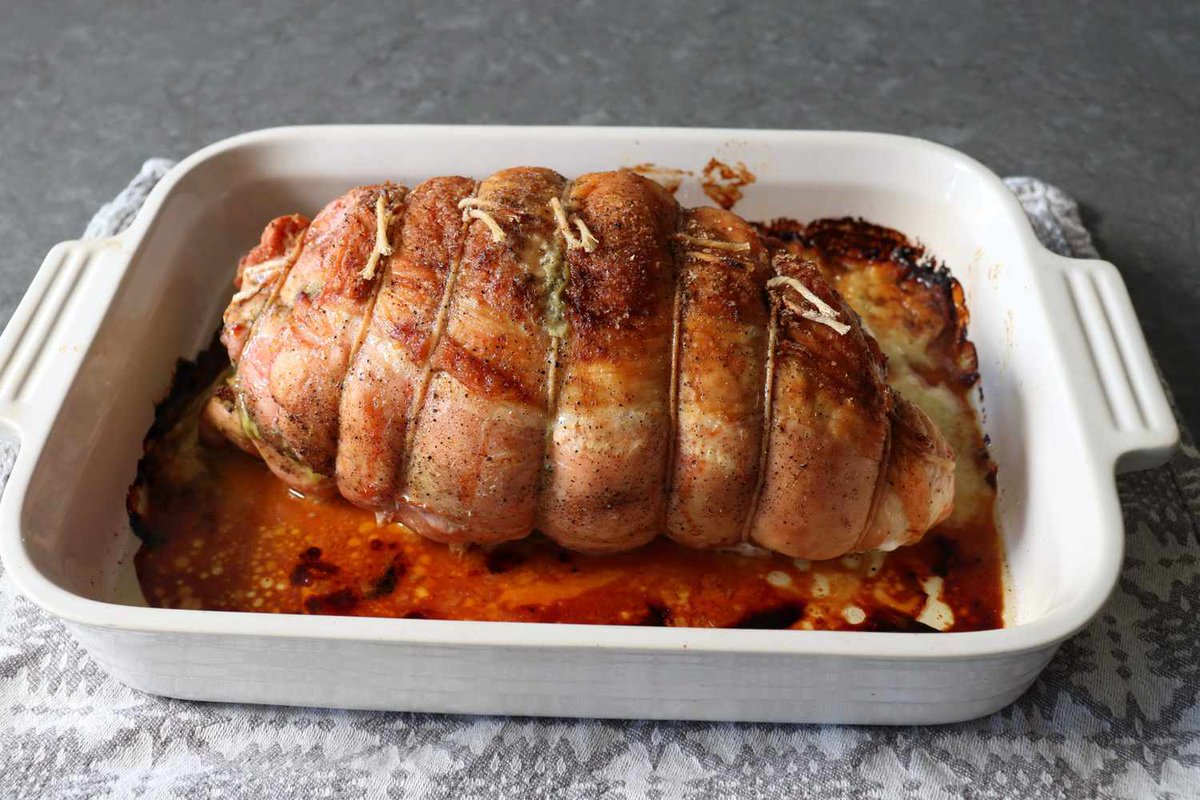 HannahBladxdda's tweet photo. Esta Navidad, disfruta de nuestro menú especial de pavo relleno con salsa de arándanos, ideal para compartir con seres queridos. Solo disponible por tiempo limitado!， https://t.co/JAGhFibkqh