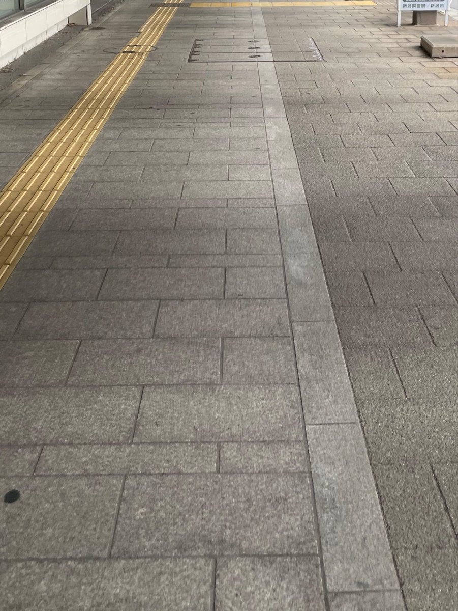 Ojmzic's tweet photo. 歩道で、絶対退かないマン同士の対決を見た。
田舎は、牙を剥いて生きてる人が多くて、たいへん。
田舎から出て行きたくなる気持ちは理解できる。 https://t.co/ueXswYpnka