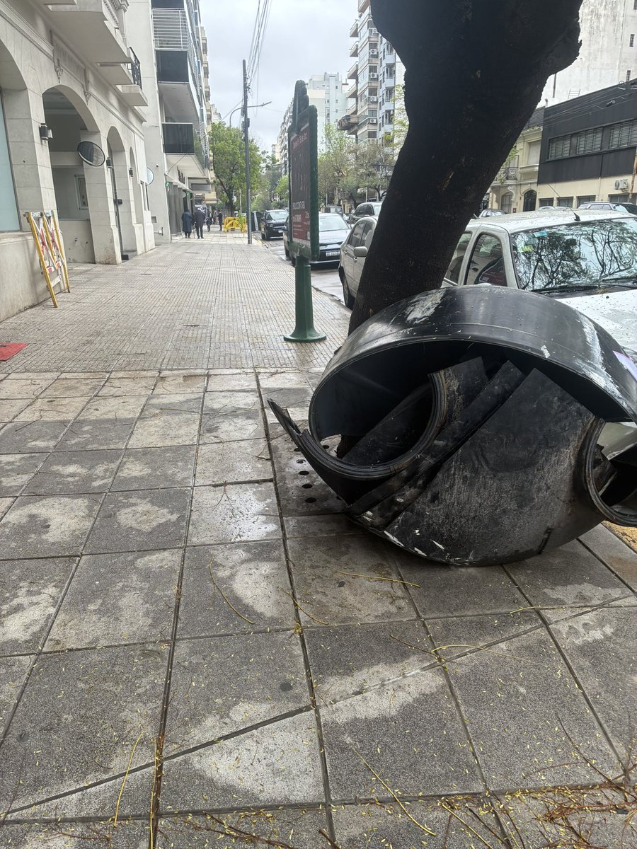 NerinaAndrea's tweet photo. Hola , llueve   ,@jorgemacri @ibaistrocchi @DaroNieto  @gloriallopiz @gcba @lauritalonso  @gzinny  @CominVillanueva #cabaabandonada #mugre escombros en  Avellaneda 2224. Cuál es la empresa recolectora de la zona ? Quien controla ? @VecinosCon5633 https://t.co/ScLeu42Fa0