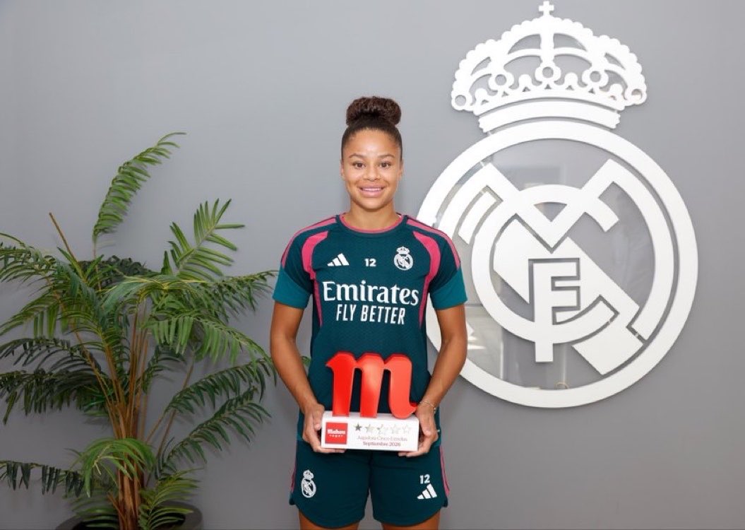 madridfemxtra's tweet photo. 🚨🌟 Felicia Schröder recibe el trofeo como POTM del mes de septiembre. #rmalive https://t.co/bvl8K2YzfX