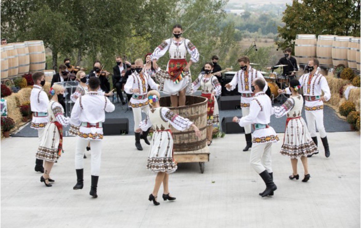 MariaRotarjr's tweet photo. 🍇🇲🇩 Weekendul acesta, Moldova își sărbătorește tradițiile prin Ziua Națională a Vinului.

#Moldova #WineDay #Cultură https://t.co/4sp3oR9sor