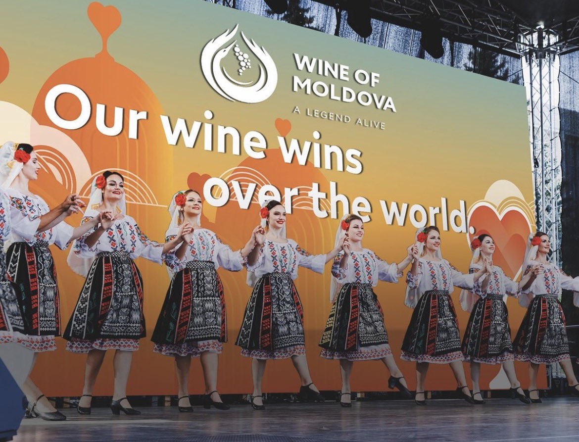 MariaRotarjr's tweet photo. 🍇🇲🇩 Weekendul acesta, Moldova își sărbătorește tradițiile prin Ziua Națională a Vinului.

#Moldova #WineDay #Cultură https://t.co/4sp3oR9sor