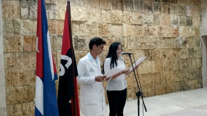 SNTSCuba's tweet photo. Desde #Granma ✨ En la solemne Plaza de la Patria, se celebró Acto provincial por el Día del Estomatólogo, reconocemos la entrega de quienes, con ciencia y vocación, cuidan la sonrisa y la salud de nuestro pueblo.
#CubaPorLaVida https://t.co/zADRjr4gxZ