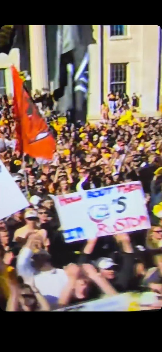 BerryTradshaw12's tweet photo. Made it on gameday???? WHO IS THIS. I KNOW YOURE ON HERE https://t.co/HdOWctemoF