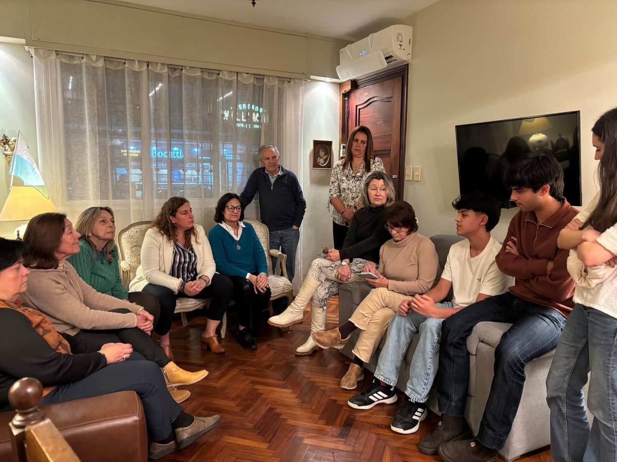 majodevivo's tweet photo. Muy linda reunión ayer en casa de Marixa junto a vecinos de Munic CH , una buena charla con @VArlegui @guzmanhc95 intercambiando sobre la realidad política y gral del pais...pero sobre todo escuchar al vecino!! #SeMilitaSiempre https://t.co/QSMZfqTdV3