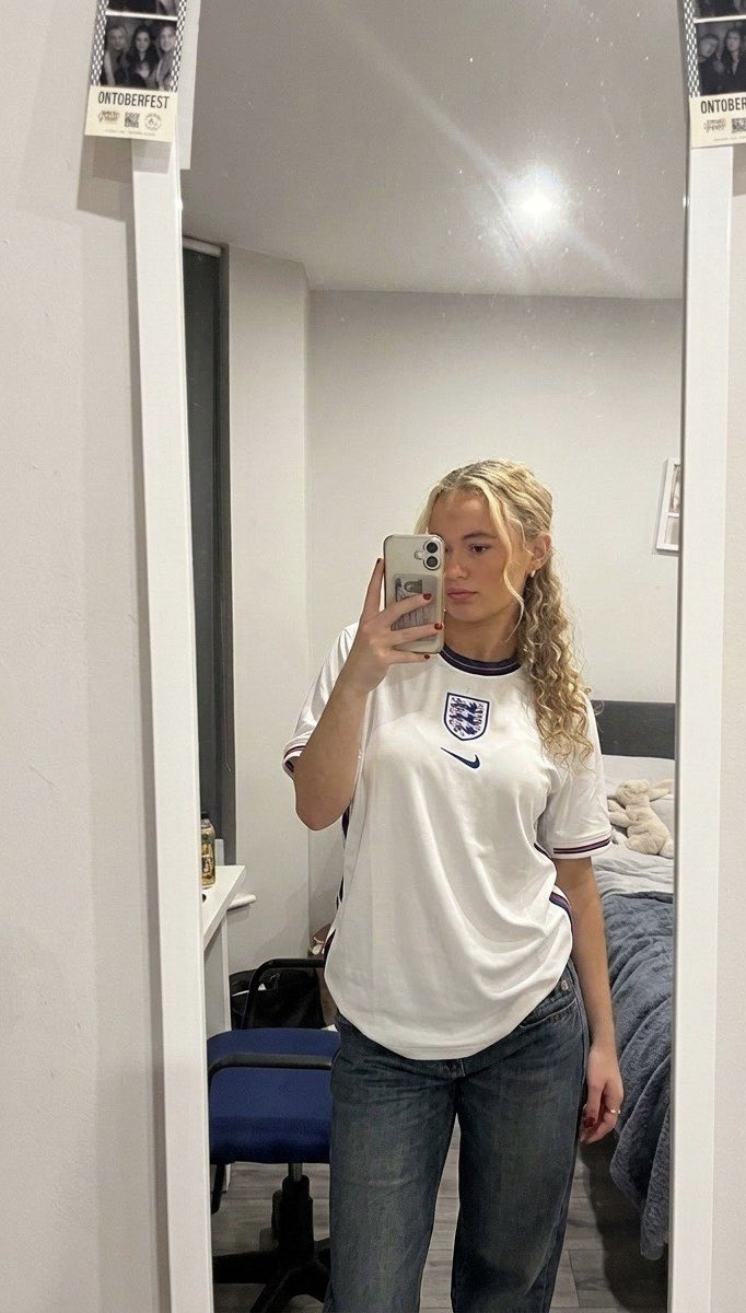 LucyxBlacked's tweet photo. Tryna decide if I should break out the England shirt for a non World Cup game or if that’s doing too much? 🤔 https://t.co/s8xqVhsq8r