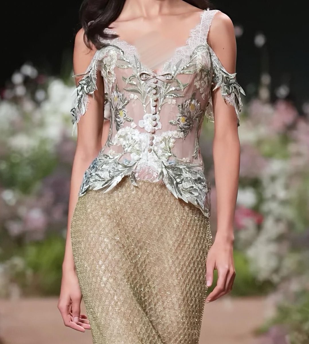 soomienana's tweet photo. Elie Saab SS27 Ready-To-Wear..⛲️
I’m so in loveeeee https://t.co/vbSgWLWHHd